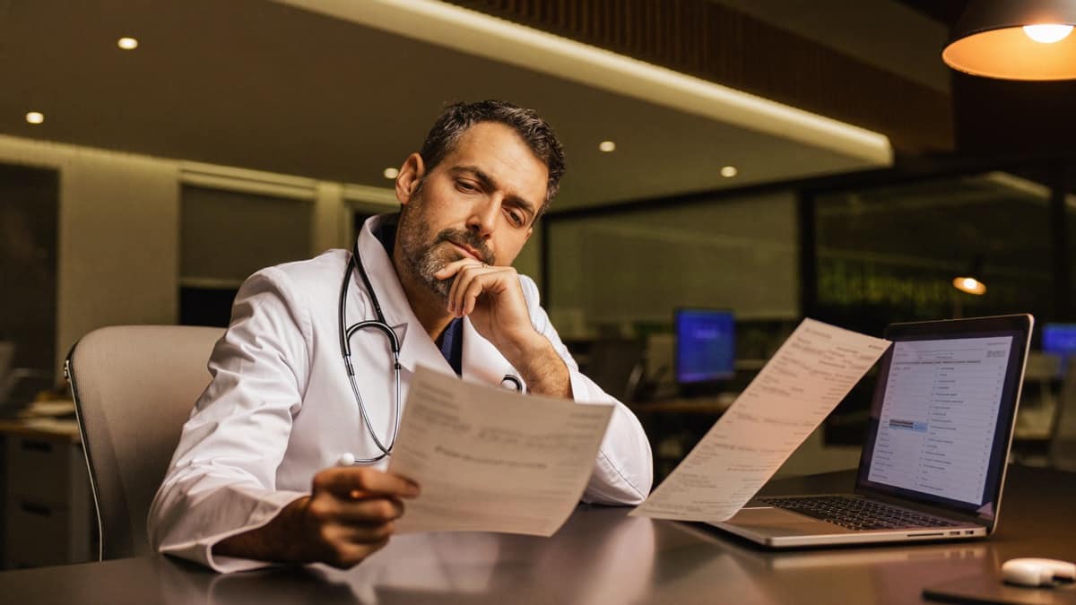 Agência de marketing médico vs. IA: comparativo honesto de custo